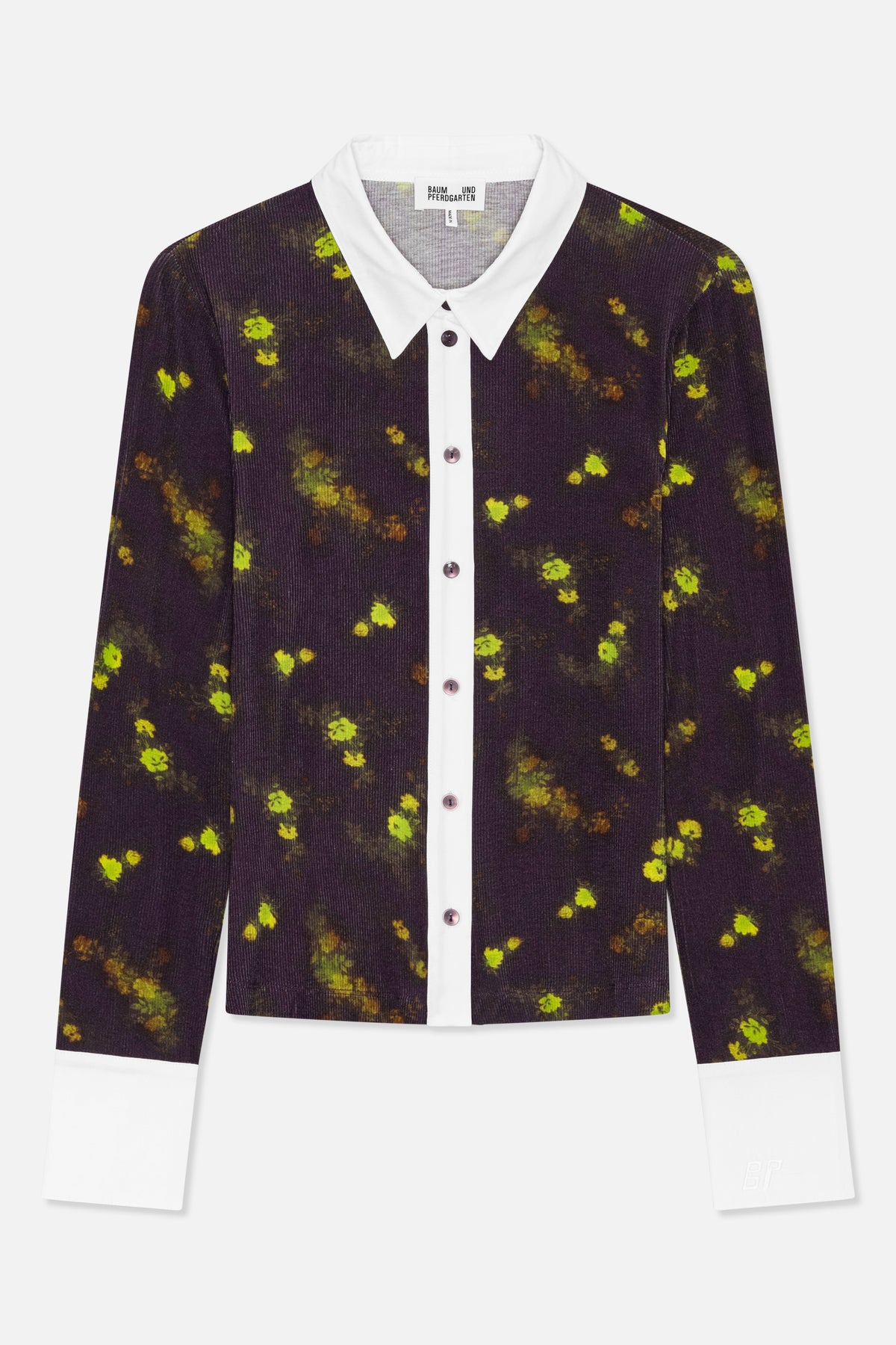 Vorderansicht einer langärmeligen Hemdbluse mit dunklem Blumenmuster, weißem Kragen, einer Knopfleiste und Manschetten.
