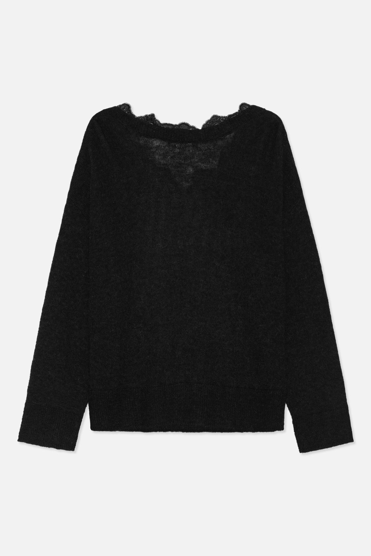 Vorderansicht eines schwarzen Strickpullovers mit langen Ärmeln und weitem Ausschnitt, gesäumt von einer gezackten Spitzenkante.