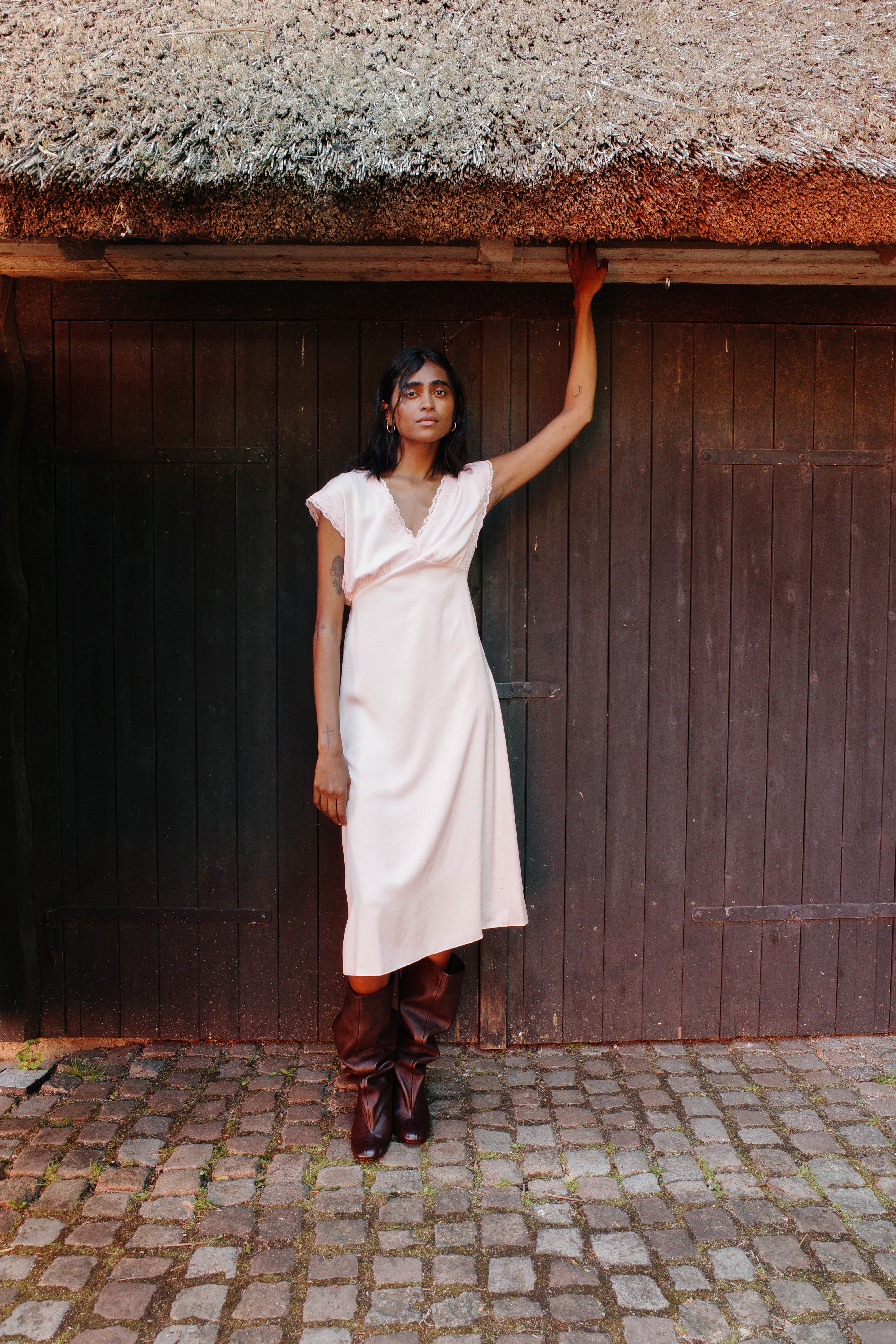 BAUM UND PFERDGARTEN フローラルプリント ロングドレス Shop ANDRA DRESS in Parfait Pink | Fast Delivery