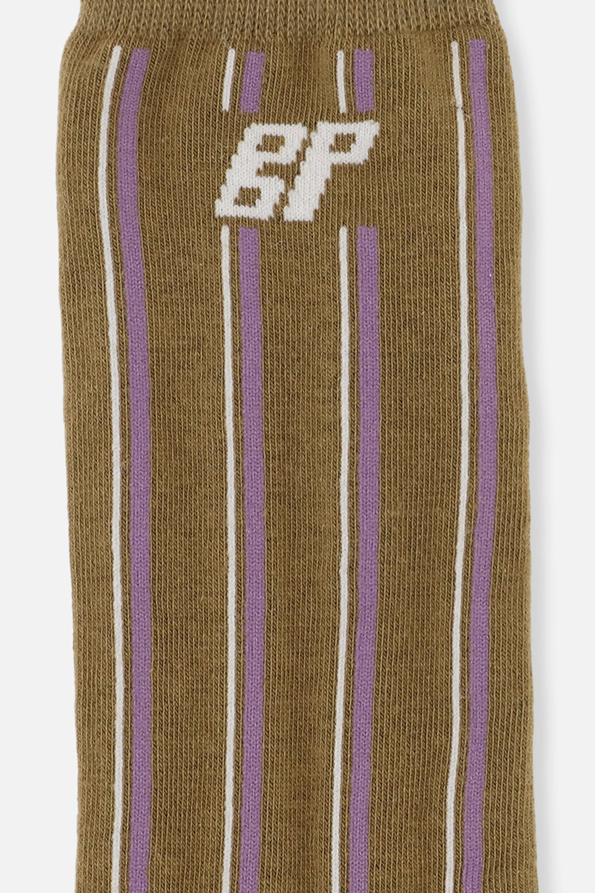 Gros plan sur des chaussettes côtelées marron à rayures verticales lilas et blanches, avec le motif "87" blanc.