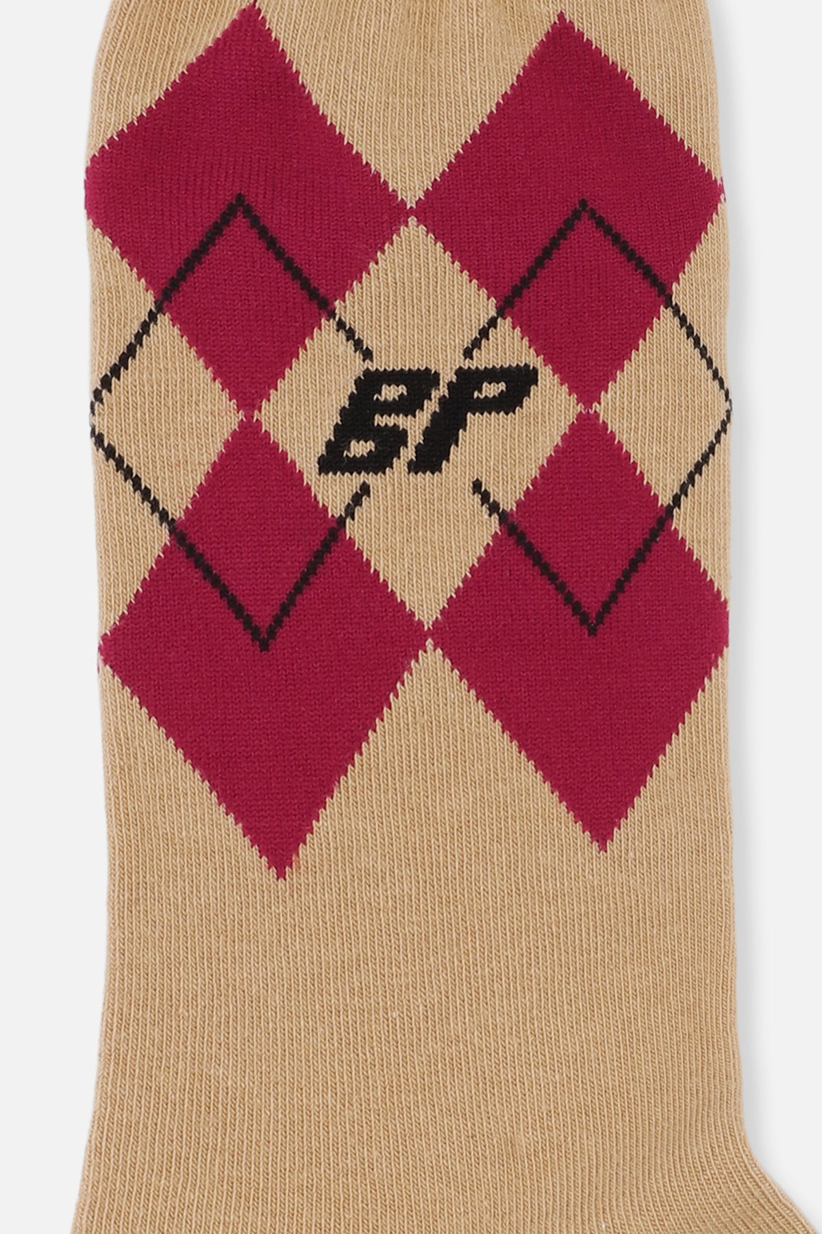 Gros plan sur une chaussette en maille beige à motif argyle bordeaux, avec liserés noirs et monogramme BP noir.