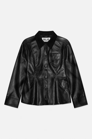 Schwarze, strukturierte Jacke mit Knopfleiste, spitzem Kragen, langen Ärmeln und einer Brusttasche, von vorne.