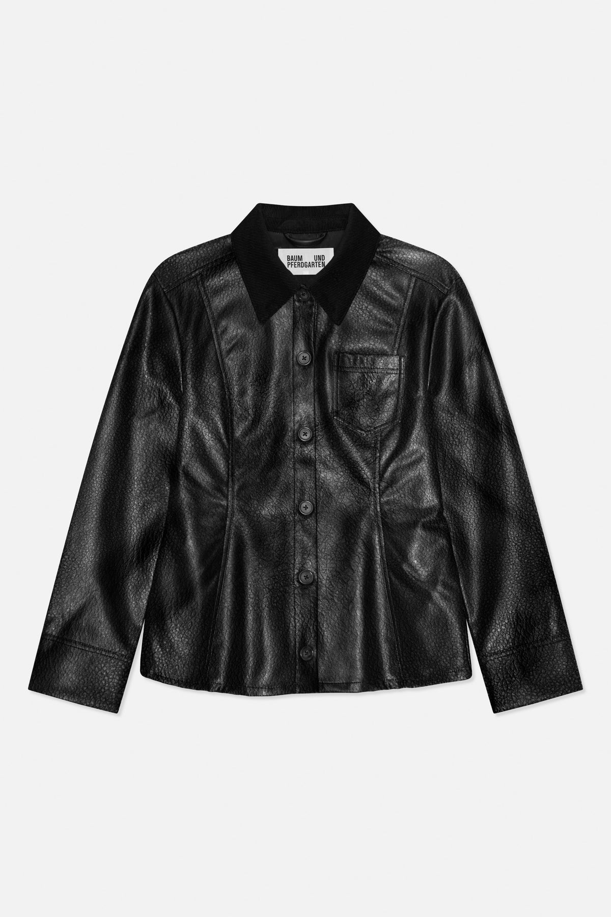 Schwarze, strukturierte Jacke mit Knopfleiste, spitzem Kragen, langen Ärmeln und einer Brusttasche, von vorne.