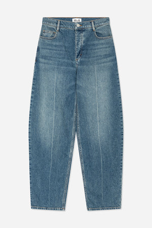 Vue de face d'un jean droit bleu délavé avec surpiqûres contrastantes, fermeture boutonnée et poches arrondies.