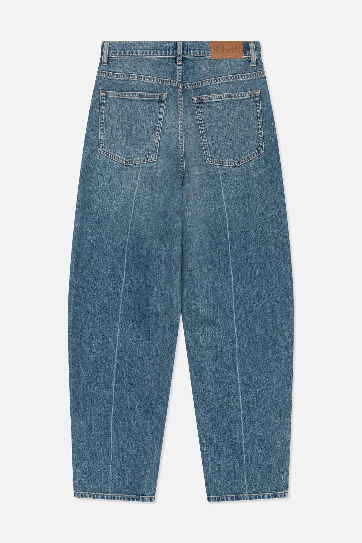 Vue de dos d'un jean en denim bleu délavé avec deux poches plaquées, surpiqûres contrastantes et un patch de ceinture couleur camel.