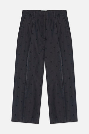 Voor- en achteraanzicht van een antracietkleurige broek met een all-overpatroon van kleine tonale geborduurde motieven