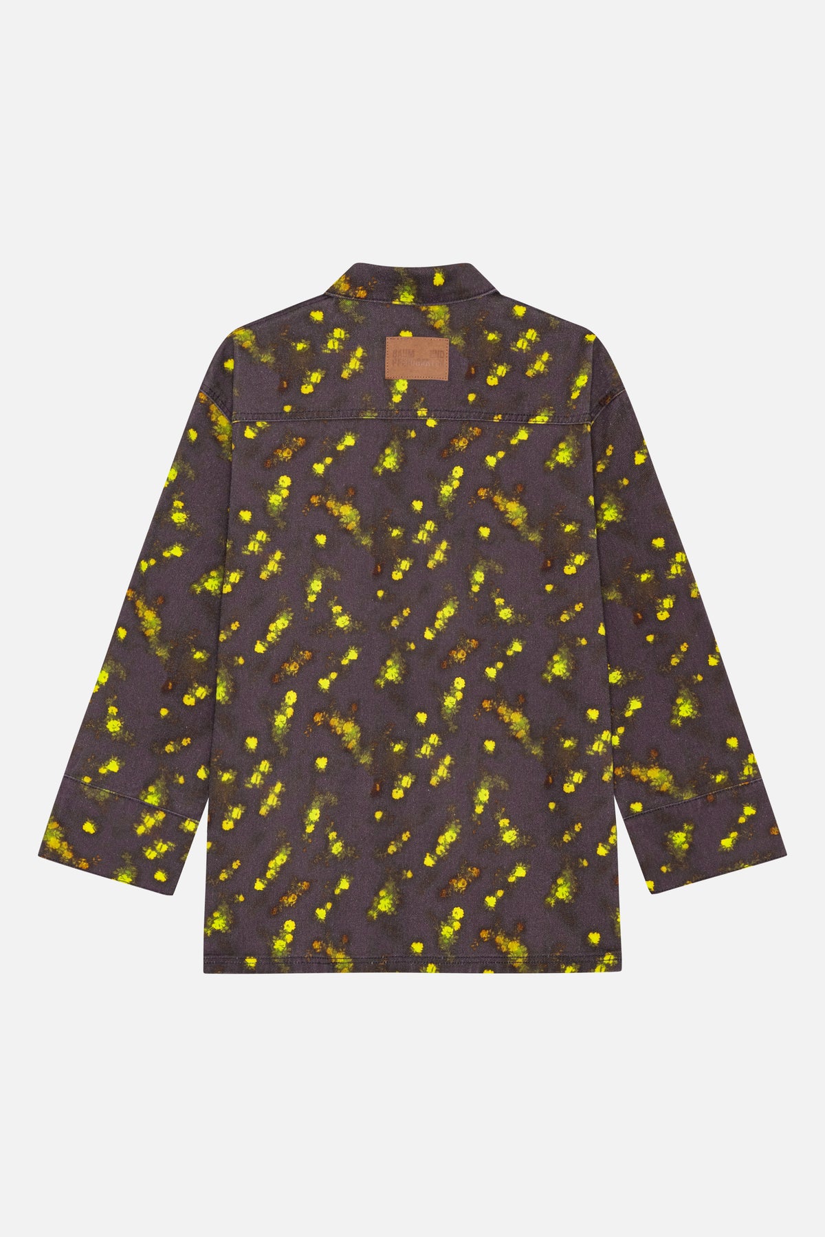 Vue de dos d'une veste anthracite à col pointu, parsemée d'un motif floral jaune et vert, avec un écusson logo marron.
