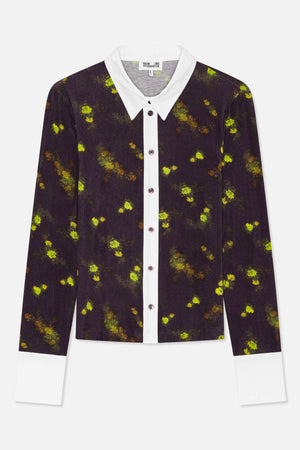 Vorderansicht einer langärmeligen Hemdbluse mit dunklem Blumenmuster, weißem Kragen, einer Knopfleiste und Manschetten.