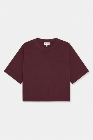Vorderansicht eines burgunderfarbenen, kurzärmeligen T-Shirts mit Rundhalsausschnitt und tonaler Baum und Pferdgarten-Beschriftung auf der Brust.