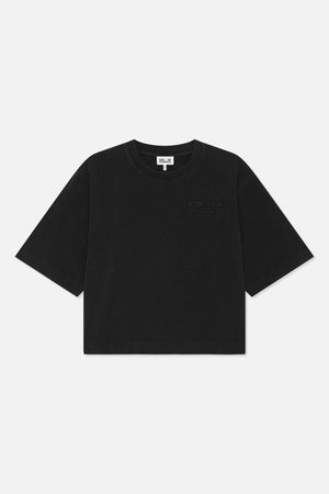 Vorderansicht eines schwarzen T-Shirts mit kurzen Ärmeln und Rundhalsausschnitt und dezent tonalem Schriftzug auf der Brust.