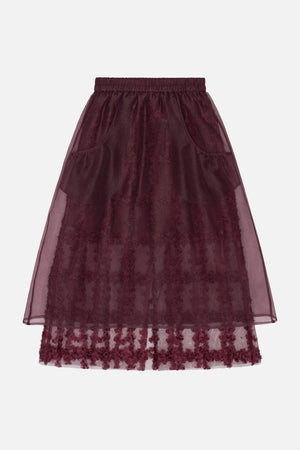 Bordeauxfarbener A-Linien-Rock mit elastischem Bund, transparenter Lage, seitlichen Taschen und floralen Details am Saum.